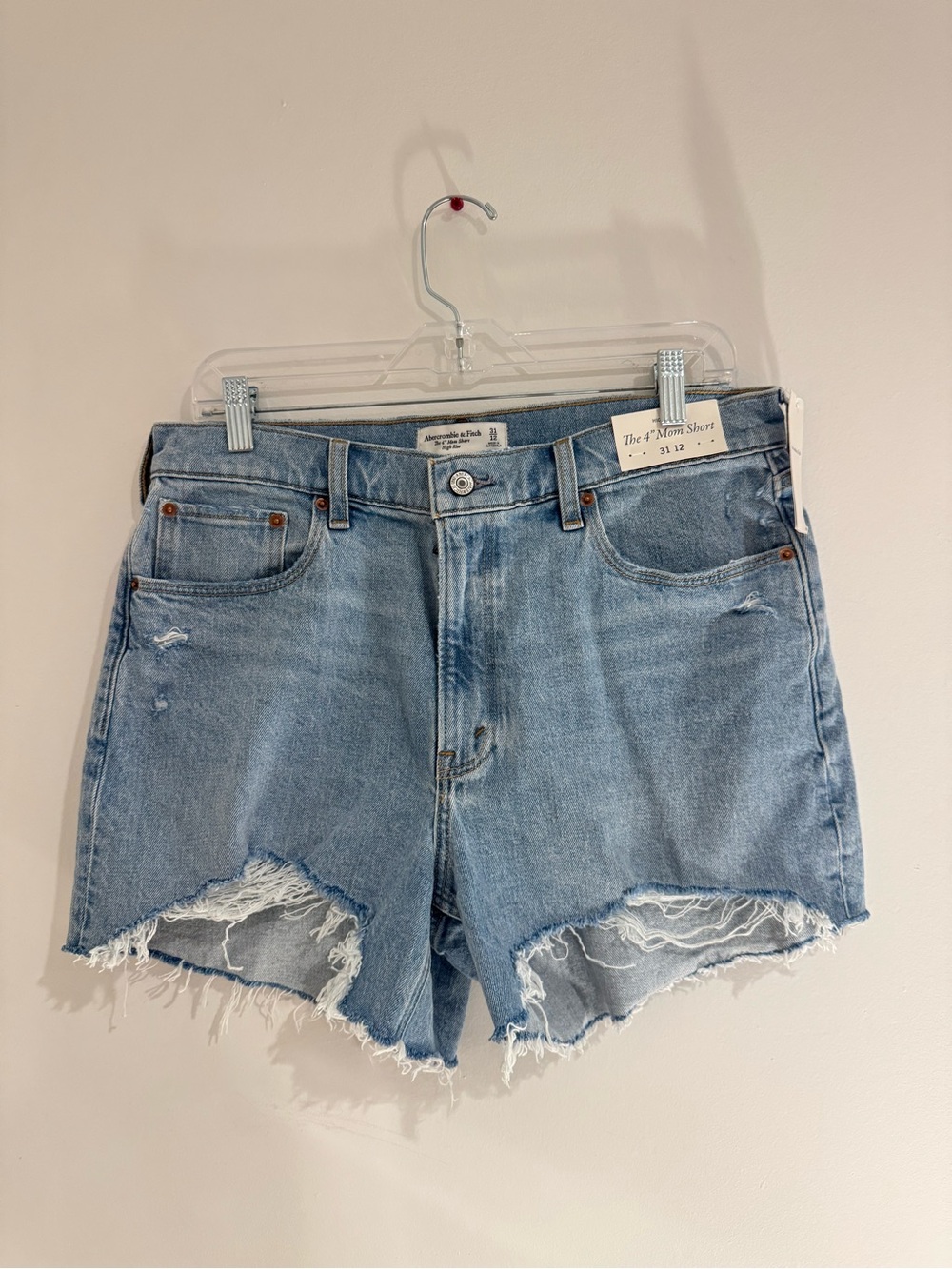 NWT Abercrombie & Fitch Light Wash The 4” Mom Short Size 31/12